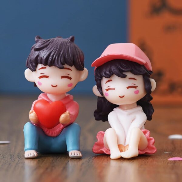 eCraftIndia Miniature Cute Romantic Couple Statue, Boy Giving Heart to Girl Decorative Showpiece - Valentine's Day Gifts for Girlfriend, Boyfriend, Husband, Wife (Polyresin, Multicolor) - Image 3